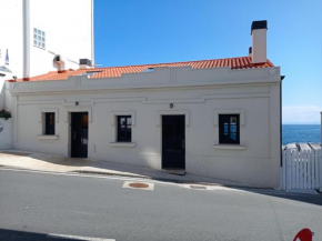 Vila Mariña. Casa marinera con terraza sobre el mar en Caión